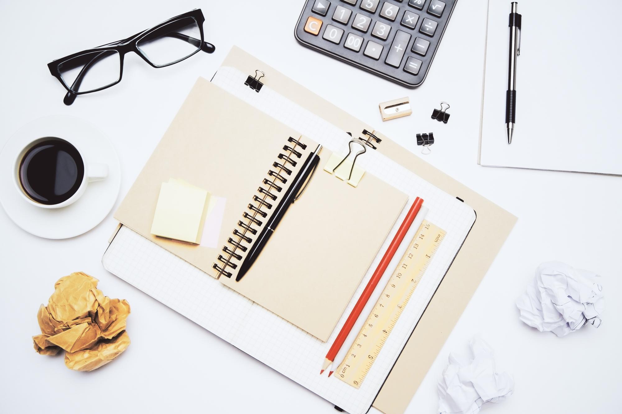 Eleganter Schreibtisch mit Finanzunterlagen und Notebook